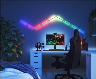 Controlador Numark Mixstream Pro DJ em um home studio em frente aos painéis de luz Nanoleaf Shapes RGB. As luzes inteligentes perfeitas para festas ou transmissões ao vivo.