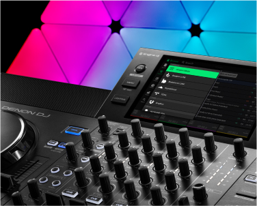 Controlador Numark Mixstream Pro DJ em um home studio em frente aos painéis de luz Nanoleaf Shapes RGB. As luzes inteligentes perfeitas para festas ou transmissões ao vivo.