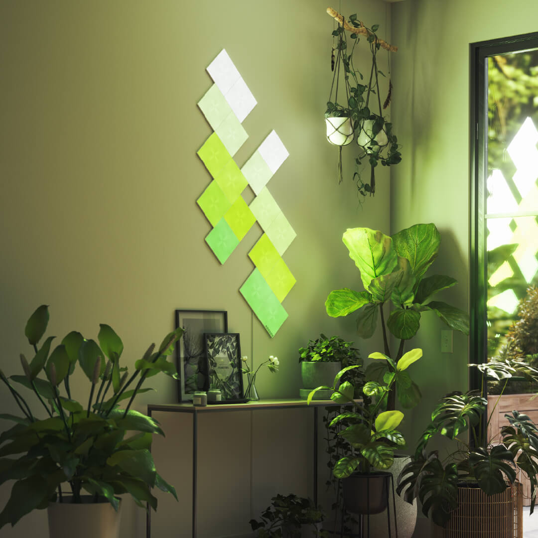 Painéis de luz Nanoleaf Canvas modulares quadrados com mudança de cor, montados na parede acima das plantas. Semelhante ao Philips Hue, Lifx. HomeKit, Google Assistant, Amazon Alexa, IFTTT.