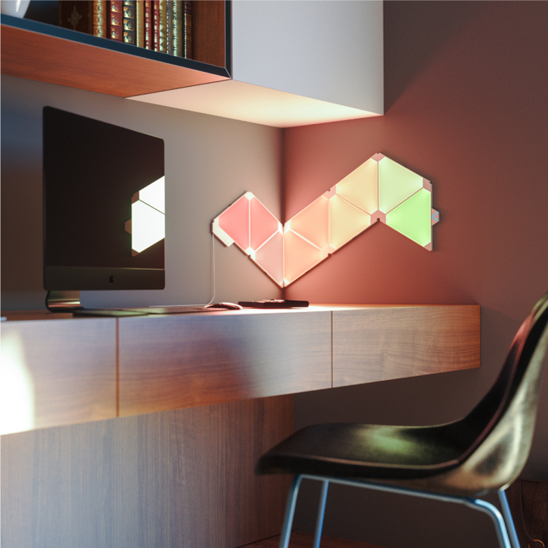 Paneles de luz modulares inteligentes triangulares que cambian de color de Nanoleaf Light Panels montados en la pared de una oficina en casa. Similar a Philips Hue o Lifx. HomeKit, Google Assistant, Amazon Alexa, IFTTT.
