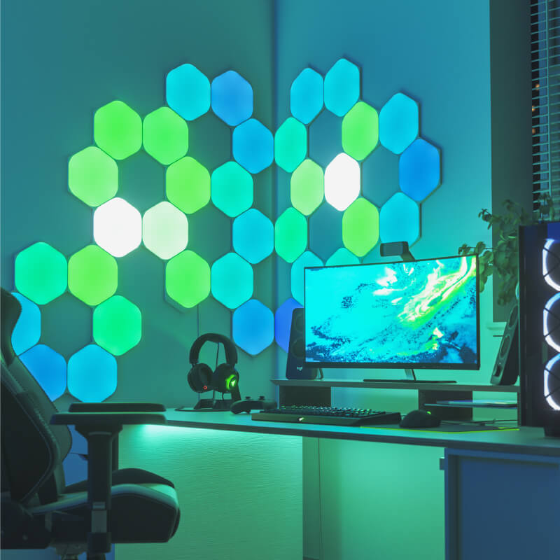 Painéis de luz inteligente Nanoleaf Shapes modulares hexagonais com mudança de cor e ativados por Thread, montados na parede acima de uma estação de batalha. Semelhante ao Philips Hue, Lifx. HomeKit, Google Assistant, Amazon Alexa, IFTTT.