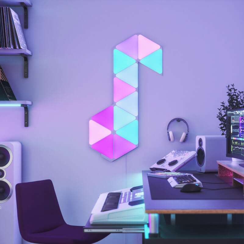 Painéis de luz inteligente Nanoleaf Shapes modulares triangulares com mudança de cor e ativados por Thread, montados na parede de uma sala de música. Semelhante ao Philips Hue, Lifx. HomeKit, Google Assistant, Amazon Alexa, IFTTT.